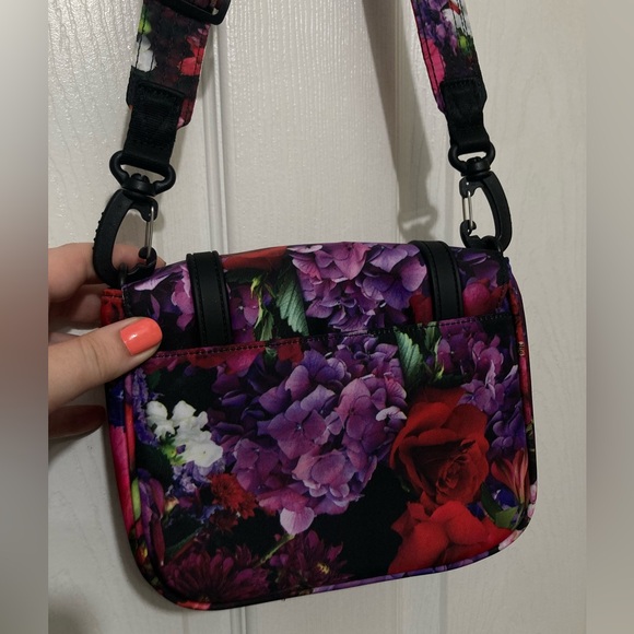 Herschel Retreat floral print cross body purse - Picture 3 of 5